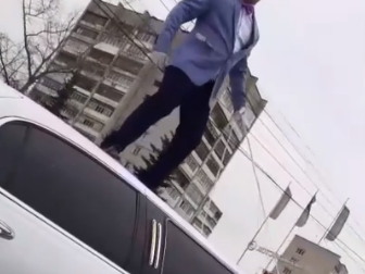 В Дзержинске мужчина в костюме Джокера прокатился на крыше лимузина
