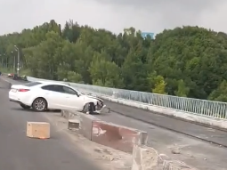 Image for Mazda врезалась в бетонные блоки на Мызинском мосту 