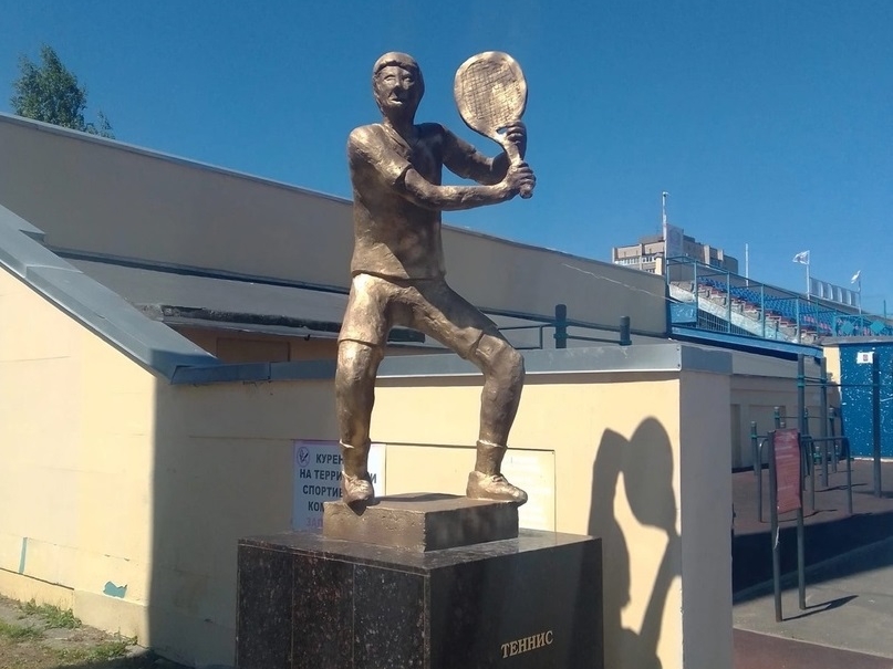 Image for Жители Дзержинска высмеяли скульптуры спортсменов на стадионе «Капролактамовец»
