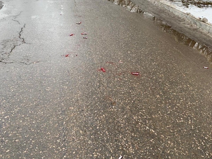 Image for Пробирки с кровью выпали из мусоровоза около больницы Выксы