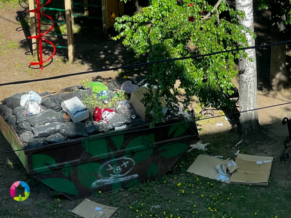Image for ДУК устроил свалку на детской площадке в центре Нижнего Новгорода