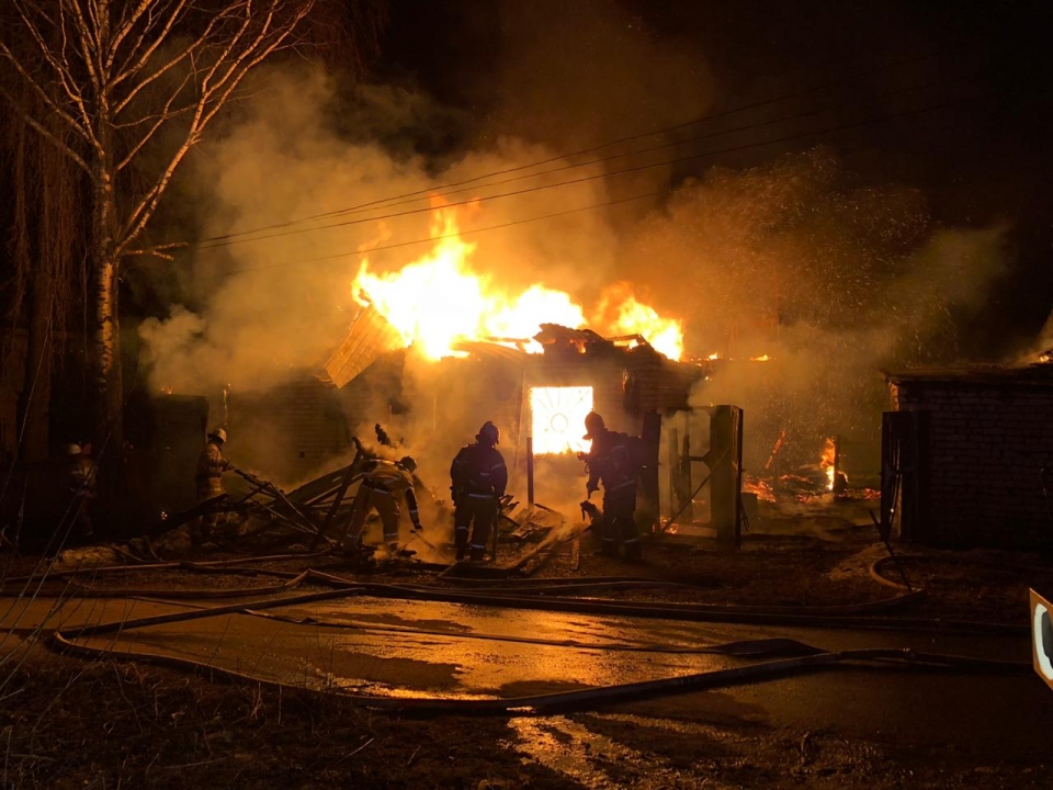 Image for В Нижнем Новгороде сгорел дом с гаражом и баней на площади 160 кв. метров