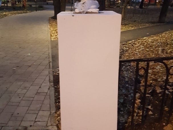 Image for Нижегородцы возмущены новыми колоннами в сквере на Ковалихе