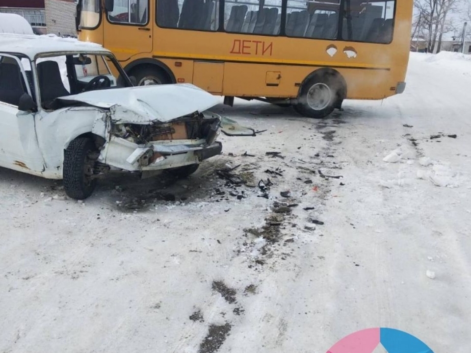 Image for Легковушка врезалась в школьный автобус в Шатковском районе
