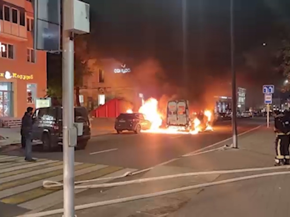Image for Микроавтобус дотла сгорел на площади Горького в Нижнем Новгороде