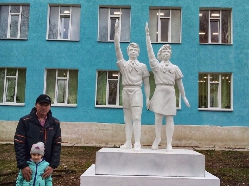 Назад в СССР: В Выксе возле школы установили памятник пионерам 