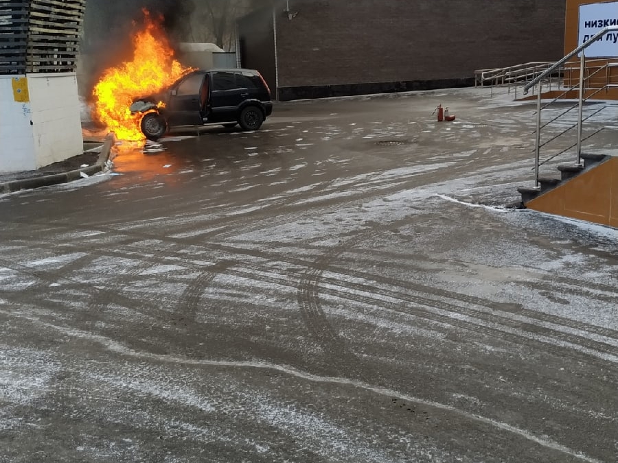 Image for Иномарка сгорела на проспекте Ленина в Нижнем Новгороде
