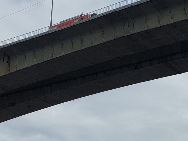 Image for В Нижнем Новгороде спасли мужчину, пытавшегося спрыгнуть с Мызинского моста