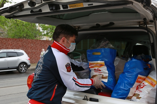 Image for Волонтеры доставляют нижегородским ветеранам праздничные продуктовые наборы