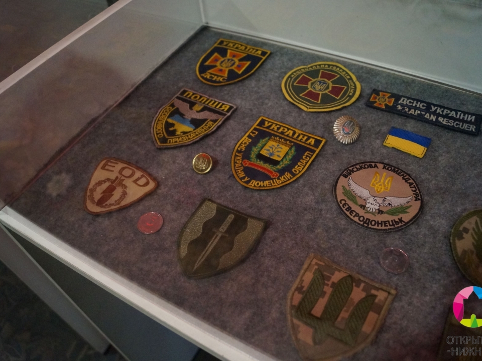 Image for Нижегородцам показали трофейное оружие и шевроны украинских нацбатов