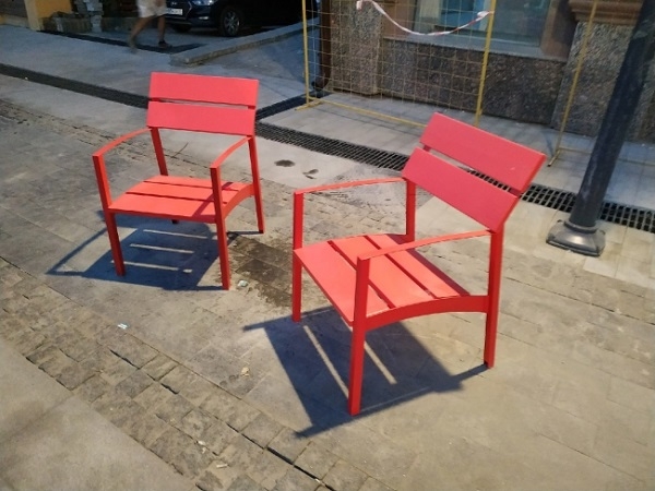 Image for Градозащитница попросила Никитина убрать красные стулья с Большой Покровской