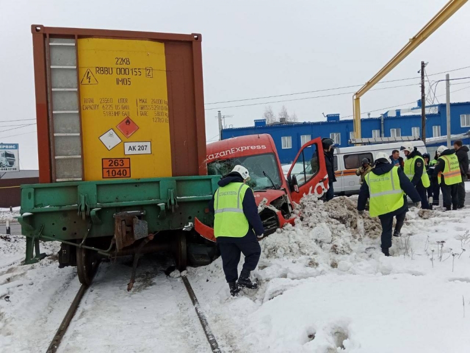 Image for Ford Transit врезался в поезд с цистернами на Игумновском шоссе в Дзержинске