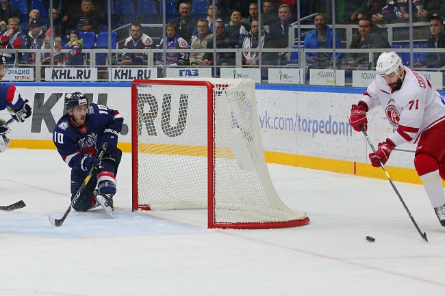 Игрок хоккейного клуба «Торпедо» из Нижнего Новгорода Михаил Варнаков забросил свою 200-ю шайбу в КХЛ