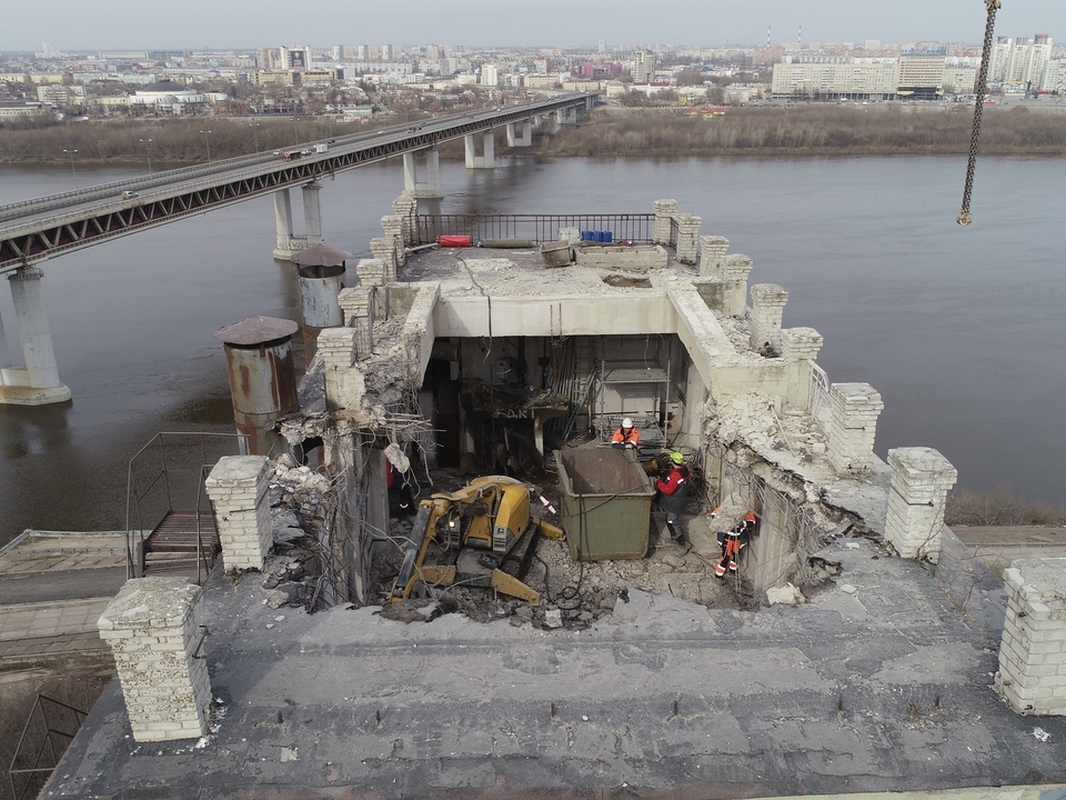 Image for Элеватор на Черниговской сносят с помощью демонтажного робота