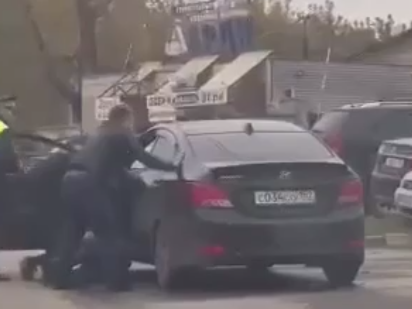 Image for Трое мужчин избили водителя на глазах у сотрудника ДПС в Нижнем Новгороде