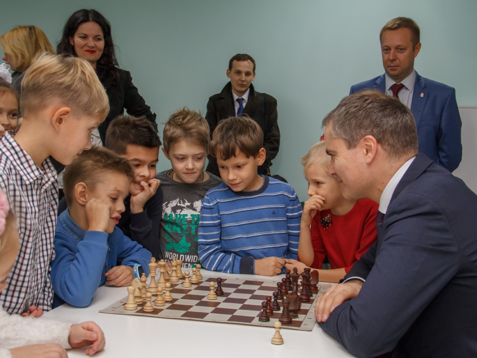 Image for Владимир Панов сыграл в шахматы с воспитанниками клуба «Лидер»