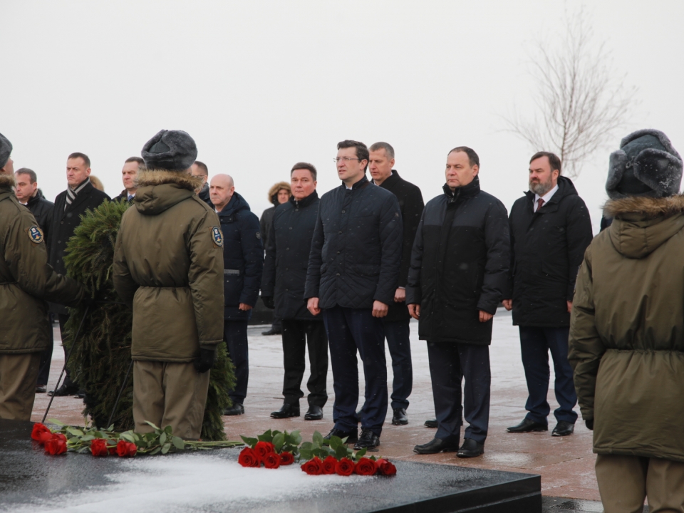 Image for Никитин и Головченко возложили цветы к Вечному огню