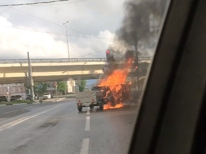 Авто вспыхнуло посередине дороги в Нижнем Новгороде: видео