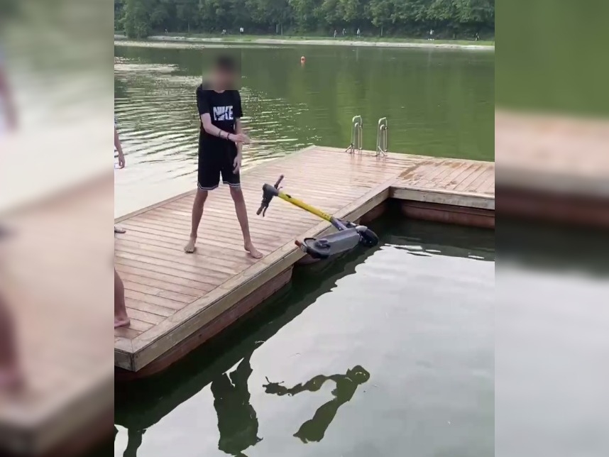 Image for Подростки выкинули электросамокат в озеро в Нижнем Новгороде