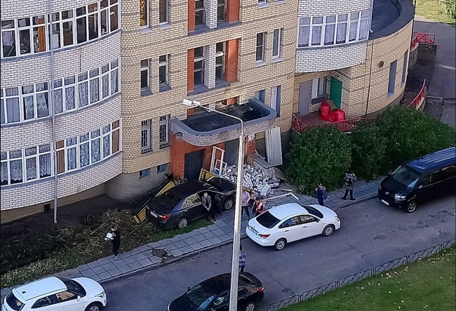 Иномарка снесла кирпичное крыльцо жилой многоэтажки в городе Сарове Нижегородской области