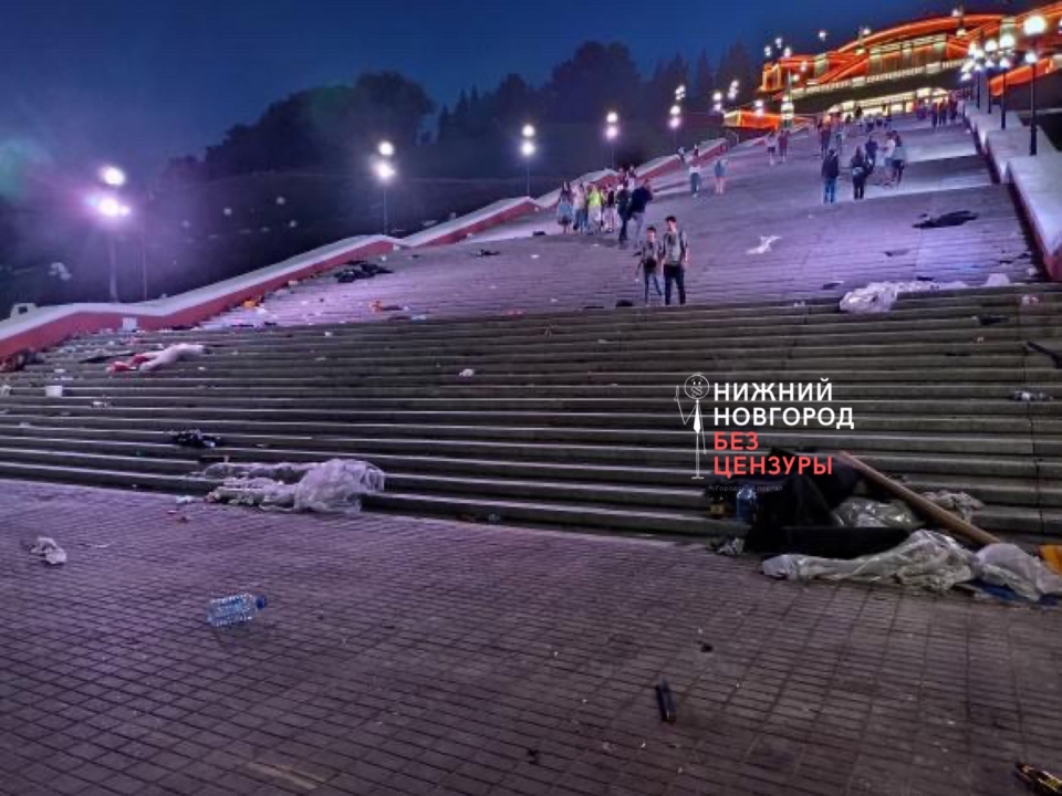 Image for Заваленная мусором Чкаловская лестница шокировала нижегородцев