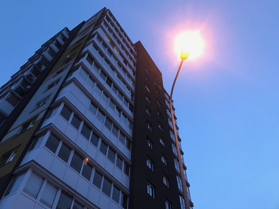 Уличное освещение восстановили в ЖК на улице Победной