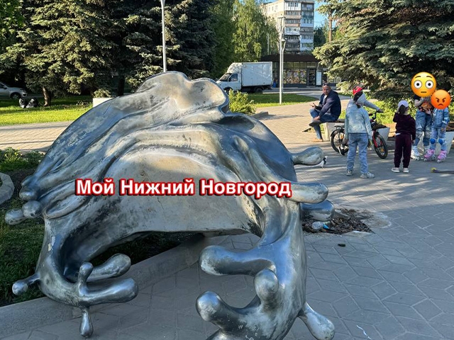Image for Упавший арт-объект чуть не задавил детей в Московском районе
