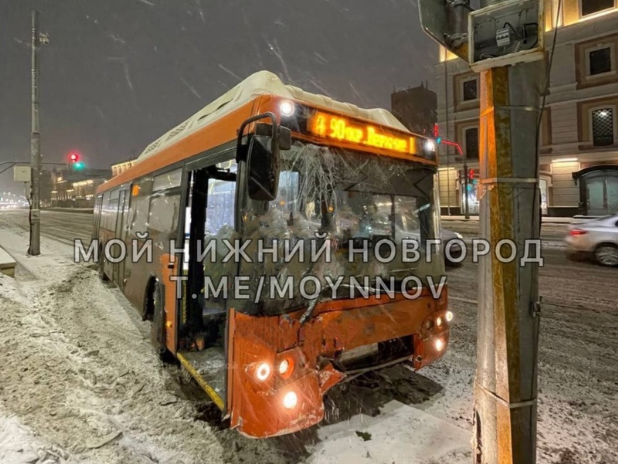Image for Автобус А-90 влетел в столб в центре Нижнего Новгорода