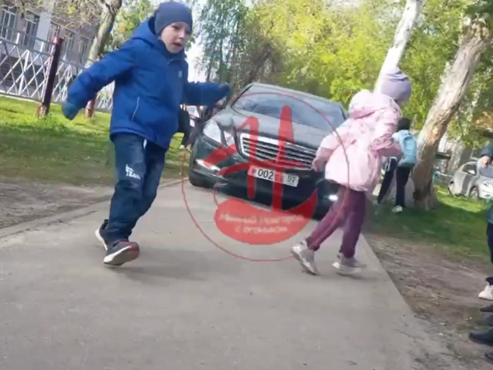 Image for Mercedes чуть не сбил детей на тротуаре у нижегородской школы