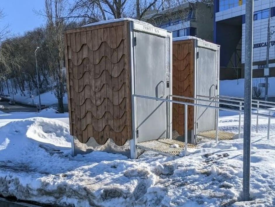 Image for Зловонная лужа у общественных туалетов в Нижнем Новгороде появилась из-за засора