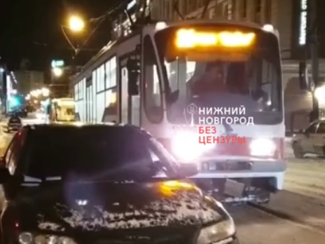 Легковушка заблокировала движение трамваев на улице Октябрьской