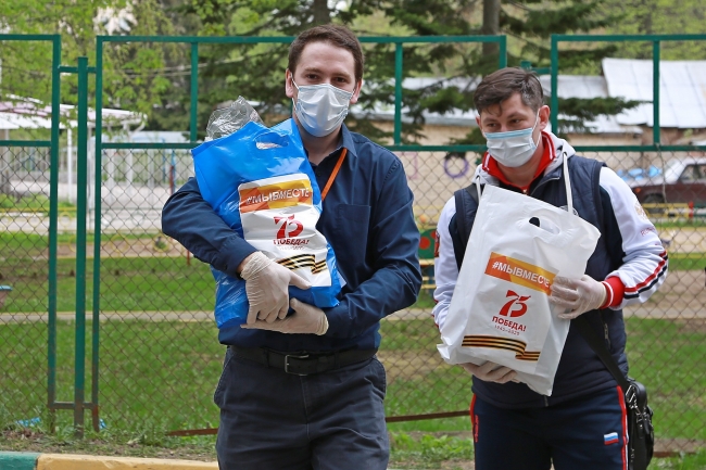 Image for Волонтеры доставляют нижегородским ветеранам праздничные продуктовые наборы