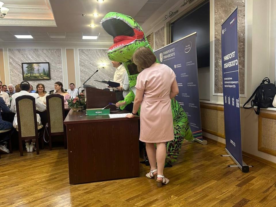 Image for Выпускница химфака ННГУ пришла забирать диплом в костюме динозавра