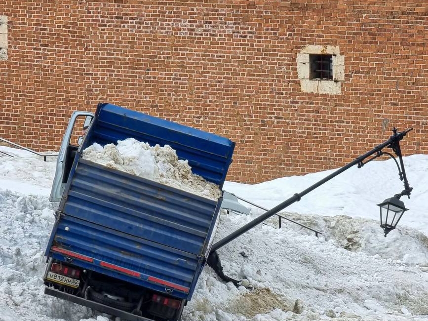 Image for Специалисты выясняют причины наезда грузовика на столб в Нижегородском кремле