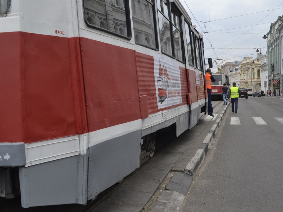 В Нижнем Новгороде движение трамваем №3 и 21 остановлено из-за падения дерева