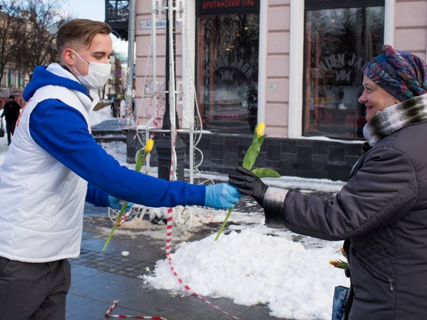 Image for Более пяти тысяч тюльпанов подарили нижегородкам на улицах Нижнего Новгорода