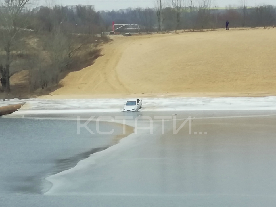 Автомобиль вмёрз в лёд реки Волга на берегу Гребного канала в Нижнем Новгороде
