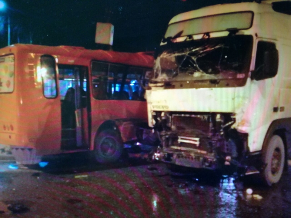 Image for В Нижнем пассажиров маршрутки №29 госпитализировали после столкновения с грузовиком