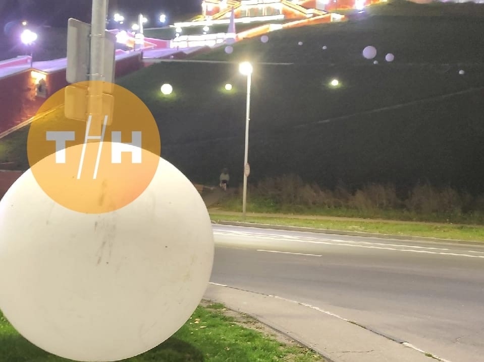 Image for Скатившийся со склона шар-светильник врезался в машину в Нижнем Новгороде