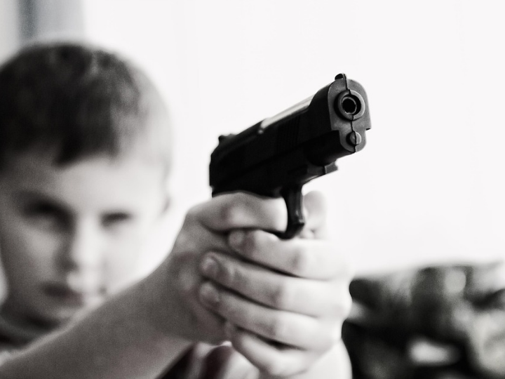 Image for Шестиклассник из Дзержинска принес в школу пистолет и подбросил в портфель однокласснику