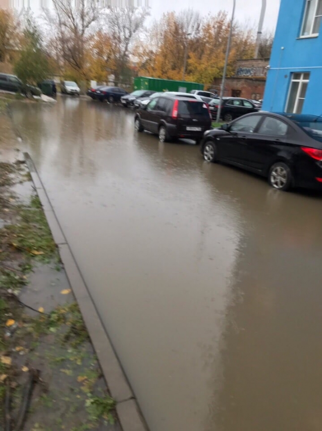 «Сентябрь горит, октябрь тонет»: субботний ливень затопил улицы Нижнего Новгорода