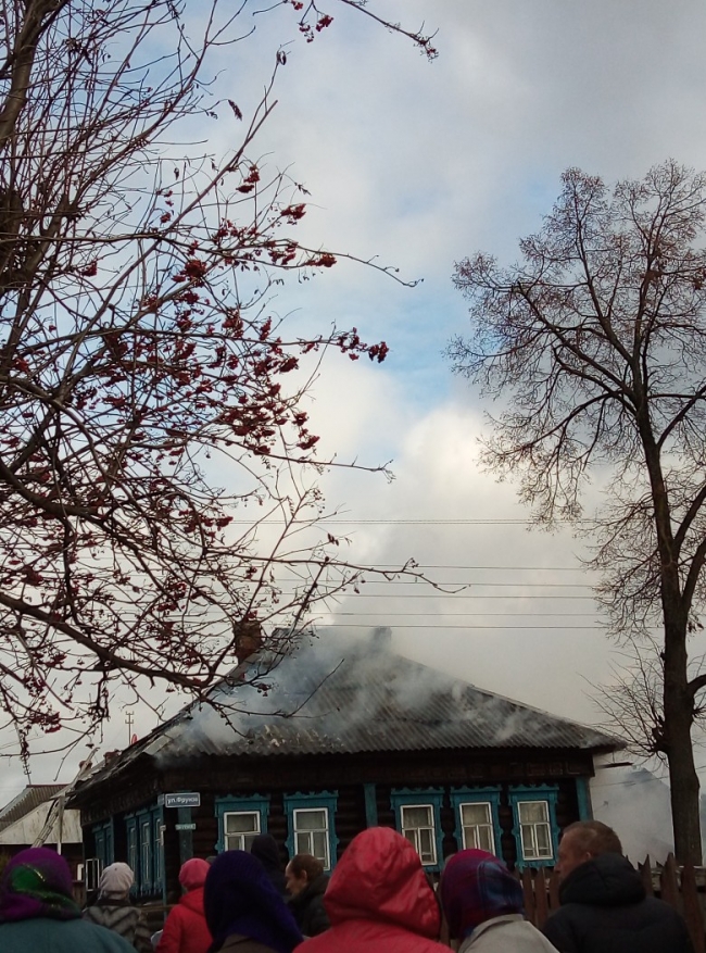 Пожарные спасли мужчину из горящего дома в городе Семёнове Нижегородской области