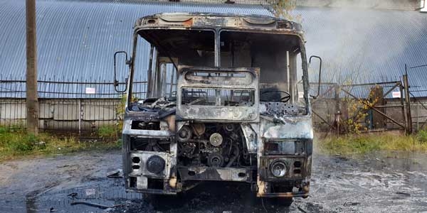 Пожар уничтожил автобус ПАЗ на стоянке транспортного предприятия в городе Дзержинске Нижегородской области