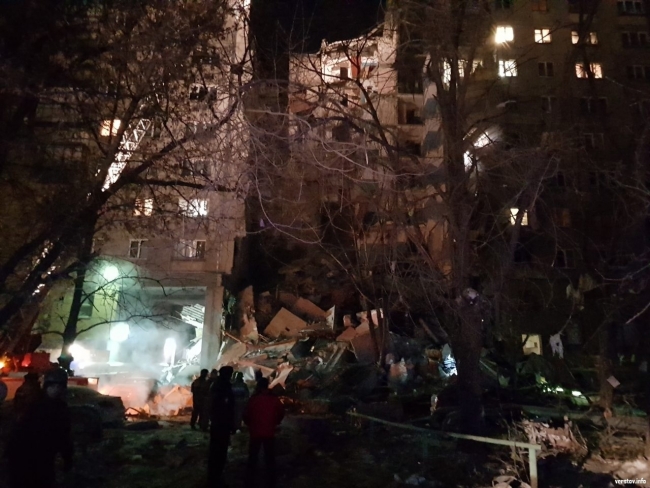 Image for В Магнитогорске из-за взрыва обрушился подъезд дома – есть погибшие