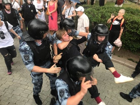 Image for Дубинки, брандспойты и задержания: в Москве проходит шествие в поддержку Ивана Голунова
