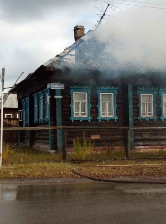 Пожарные спасли мужчину из горящего дома в городе Семёнове Нижегородской области