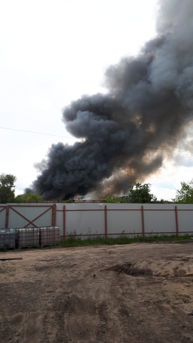 Склад завода химического оборудования загорелся в городе Дзержинске Нижегородской области