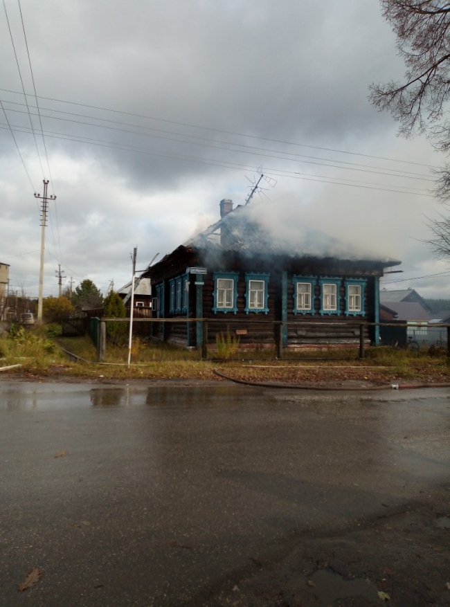 Пожарные спасли мужчину из горящего дома в городе Семёнове Нижегородской области