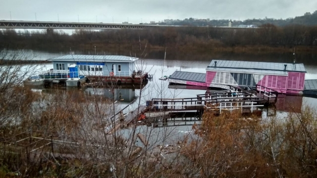 Дебаркадер затонул у берега Оки в Нижнем Новгороде