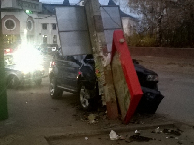 Image for BMW X5 протаранил бетонный столб у железнодорожного вокзала в Семёнове